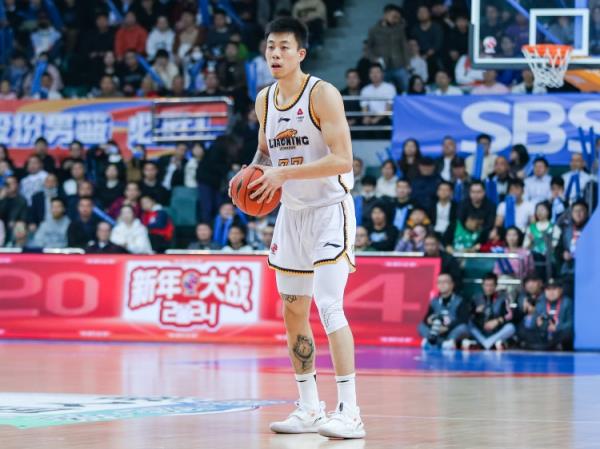 屋漏偏逢連夜雨！張鎮(zhèn)麟7中1僅得2分2板4助 末節(jié)受傷離場